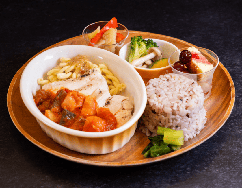 アトリエ カフェ&デリ 信州福味鶏の塩麹グリル　彩り野菜トマトソースプレート