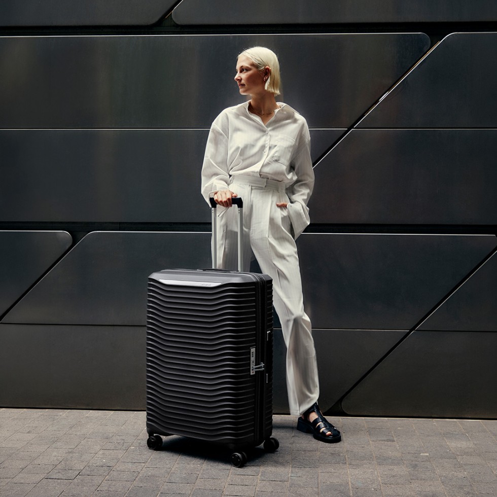 UPSCAPE          軽さと機能性を兼ね備えたスーツケース